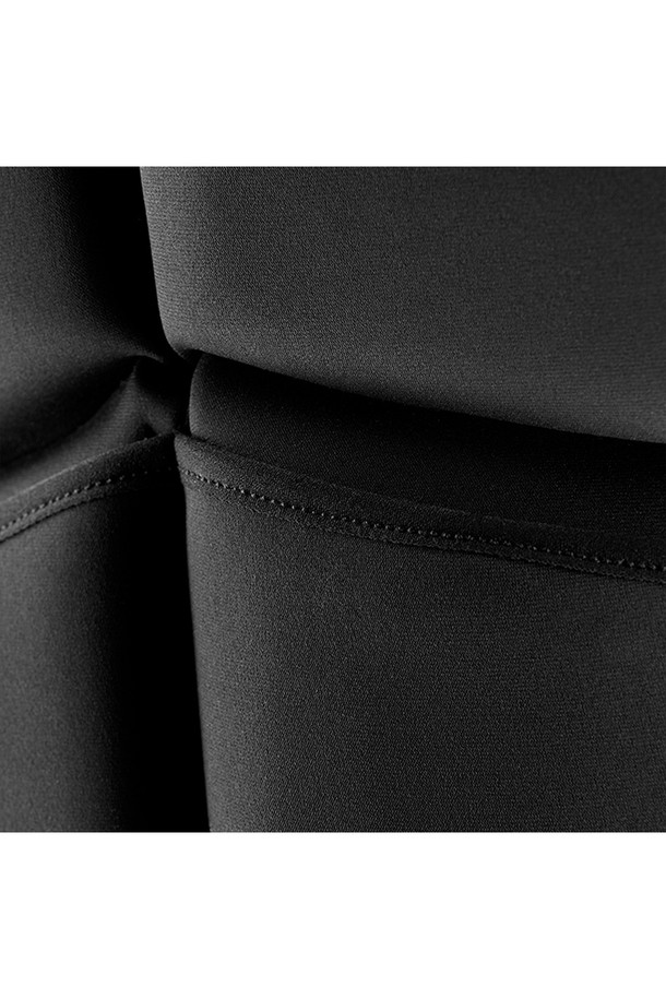 SR90 네오 PFD_999는 수상 스포츠와 세일링에 적합한 남녀 공용 구명조끼입니다. 블랙 색상의 레귤러 핏으로, 여름철 휴가, 리조트, 바캉스룩에 잘 어울리는 스포티한 스타일을 연출합니다. 두꺼운 두께의 네오프렌 소재로 제작되었으며, 민소매 디자인과 라운드넥이 특징입니다. 조절 가능한 스트랩과 안전 버클, 방수, 부력, 보호 기능을 갖춰 안전한 수상 활동을 지원합니다.
