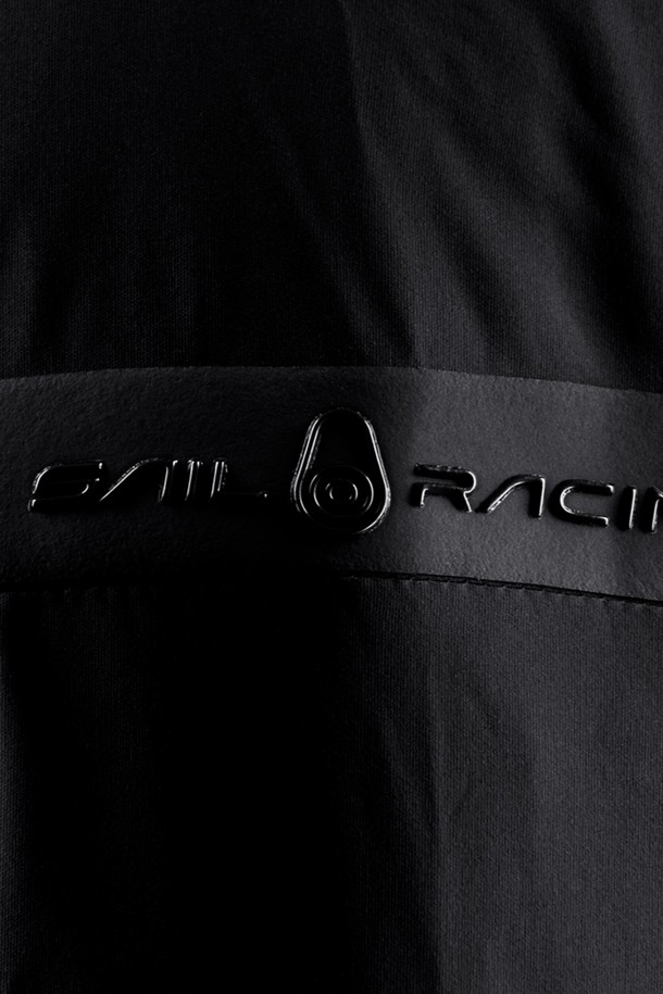 THUNDER REVERSIBLE PARKA(썬더 리버시블 파카)는 남녀 공용으로 착용 가능한 방수 및 보온 기능의 겨울/가을용 아우터입니다. 무지 디자인의 블랙 컬러로, 캐주얼, 스포티, 미니멀 스타일을 연출하기 좋습니다. 두꺼운 두께감과 부드러운 촉감의 나일론 소재로 제작되었으며, 레귤러핏에 긴소매, 후드, 집업 여밈 방식을 갖추었습니다. 양면 착용이 가능하여 실용성을 높인 리버시블 파카입니다.
