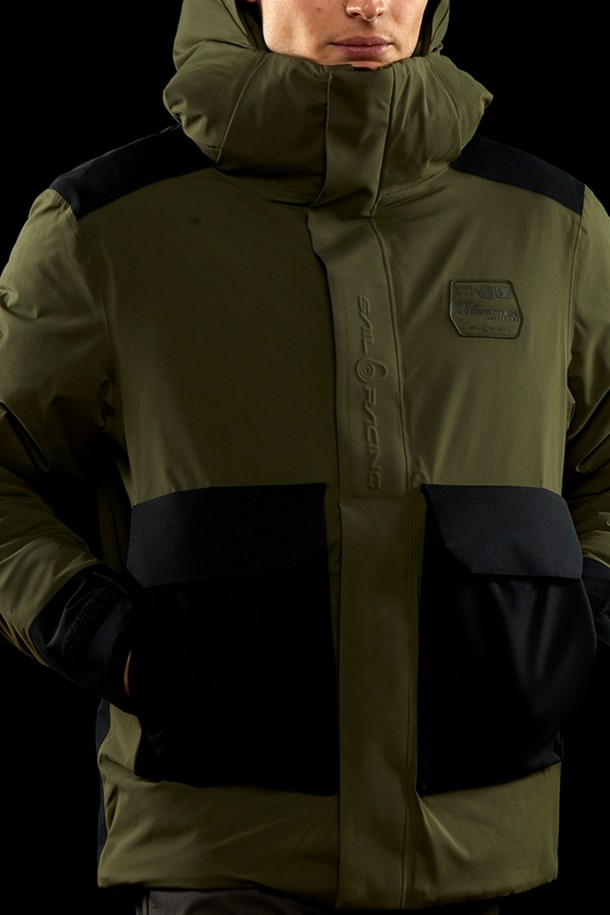 글래시어 베이 재킷(GLACIER BAY JACKET)은 방수, 방풍 기능을 갖춘 남녀 공용 테크니컬 재킷입니다. 하이킹, 스노우스포츠, 아웃도어 활동에 적합하며, 겨울철 스타일리시한 등산룩, 데일리룩, 여행룩을 연출할 수 있습니다. GORE-TEX 소재와 그래핀 라이닝, 프리마로프트 충전재를 사용하여 보온성을 높였으며, YKK 지퍼, 후드 및 밑단 조절 기능으로 편의성을 더했습니다. 카본 다크 네이비, 웜 베이지, 글래시어 베이, 올리브 등 4가지 색상으로 출시되어, 스포티하고 미니멀한 아웃도어 스타일을 완성합니다. 부드러운 촉감의 두꺼운 패딩 안감과 긴소매 디자인으로 겨울철 추위로부터 몸을 보호해 줍니다.
