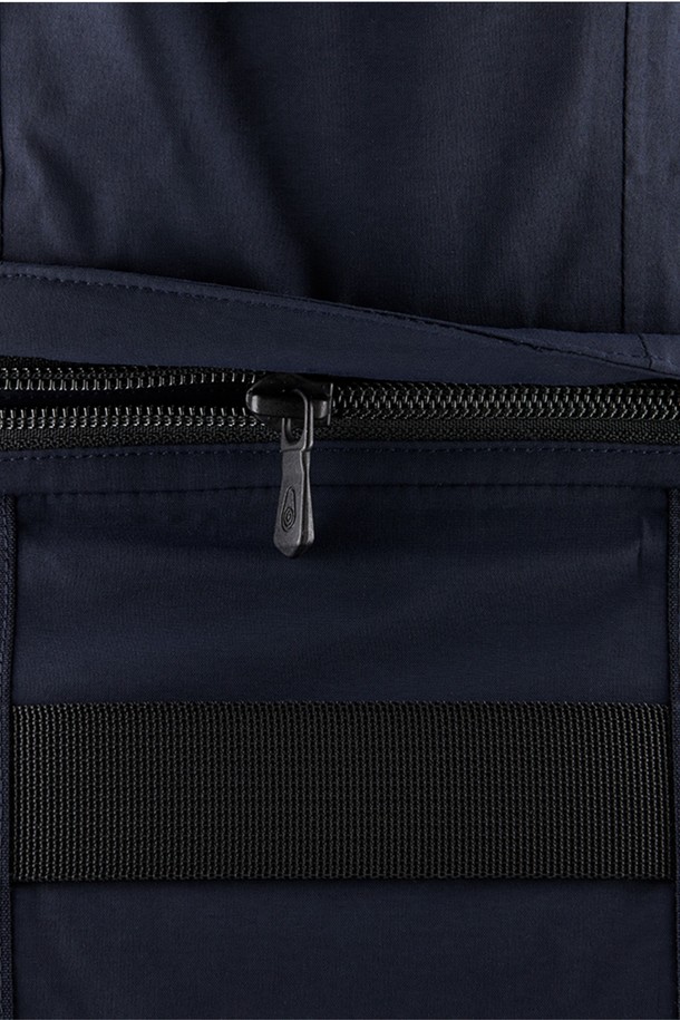 네이비 컬러의 남성용 GLACIER BAY 재킷(698)입니다. 가을, 겨울 시즌에 어울리는 두꺼운 두께감의 나일론 소재로 제작되어 방수 및 방풍 기능을 갖춰 뛰어난 보온성과 활동성을 제공합니다. 일상 및 캐주얼 스타일을 위한 레귤러핏 재킷으로, 하이넥 디자인과 포켓 디테일이 돋보입니다. 집업 방식으로 간편하게 착용 가능하며, 스포티하고 미니멀한 무드를 연출합니다. 부드러운 촉감과 긴 소매 기장으로 편안한 착용감을 선사합니다.
