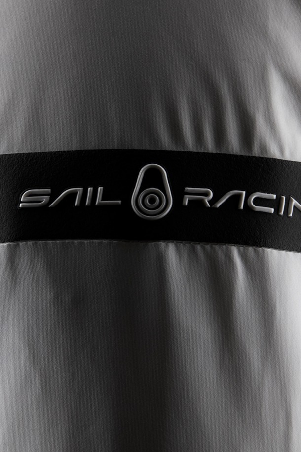 THUNDER REVERSIBLE JACKET(108)는 봄, 가을에 착용하기 좋은 남녀 공용 점퍼입니다. 화이트와 블랙 두 가지 색상으로 출시되었으며, 스포티하고 캐주얼한 스타일을 연출할 수 있습니다. 무지 디자인에 레귤러핏으로 제작되었으며, 나일론 소재로 가볍고 부드러운 촉감을 선사합니다. 양면 착용이 가능한 리버시블 디자인에 집업 방식으로 편안하게 입고 벗을 수 있습니다. 일상 및 스포츠 활동 시에도 활용 가능한 실용적인 아이템입니다.
