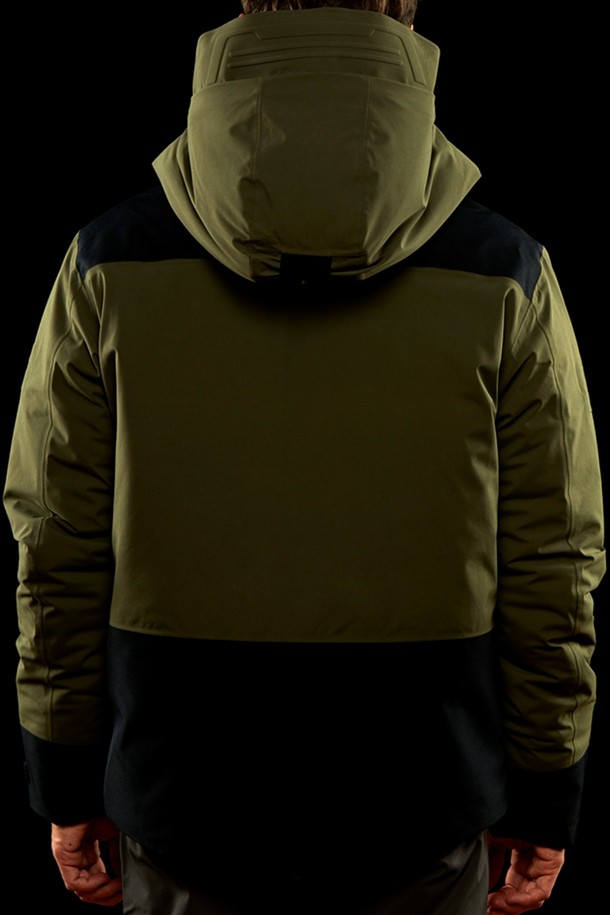 글래시어 베이 재킷(GLACIER BAY JACKET)은 방수, 방풍 기능을 갖춘 남녀 공용 테크니컬 재킷입니다. 하이킹, 스노우스포츠, 아웃도어 활동에 적합하며, 겨울철 스타일리시한 등산룩, 데일리룩, 여행룩을 연출할 수 있습니다. GORE-TEX 소재와 그래핀 라이닝, 프리마로프트 충전재를 사용하여 보온성을 높였으며, YKK 지퍼, 후드 및 밑단 조절 기능으로 편의성을 더했습니다. 카본 다크 네이비, 웜 베이지, 글래시어 베이, 올리브 등 4가지 색상으로 출시되어, 스포티하고 미니멀한 아웃도어 스타일을 완성합니다. 부드러운 촉감의 두꺼운 패딩 안감과 긴소매 디자인으로 겨울철 추위로부터 몸을 보호해 줍니다.
