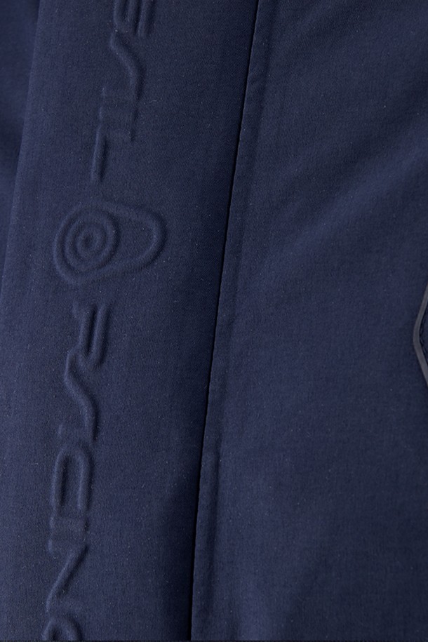 네이비 컬러의 남성용 GLACIER BAY 재킷(698)입니다. 가을, 겨울 시즌에 어울리는 두꺼운 두께감의 나일론 소재로 제작되어 방수 및 방풍 기능을 갖춰 뛰어난 보온성과 활동성을 제공합니다. 일상 및 캐주얼 스타일을 위한 레귤러핏 재킷으로, 하이넥 디자인과 포켓 디테일이 돋보입니다. 집업 방식으로 간편하게 착용 가능하며, 스포티하고 미니멀한 무드를 연출합니다. 부드러운 촉감과 긴 소매 기장으로 편안한 착용감을 선사합니다.
