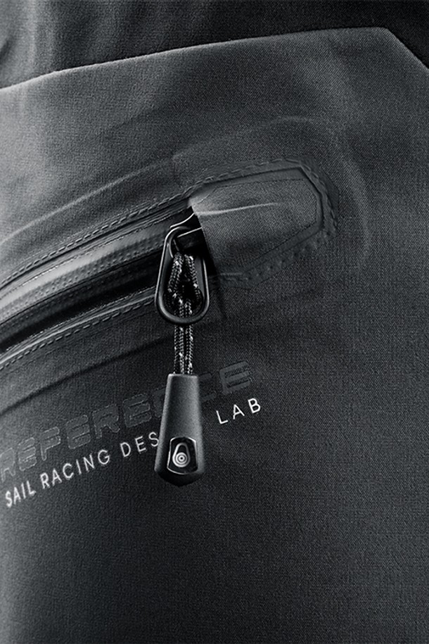 REFERENCE PANT_999 (레퍼런스 팬츠_999)는 남성을 위한 스포티한 스타일의 긴 바지입니다. 방수, 투습, 발수 기능을 갖춘 고어텍스 3중 구조의 두꺼운 소재로 제작되어 사계절 내내 해양 스포츠 및 해양 활동에 적합합니다. YKK 아쿠아가드 지퍼와 이중 잠금 시스템, 네오프렌 라이닝 허리, 방수 포켓으로 기능성을 높였으며, 엉덩이, 무릎, 밑단을 보강하여 내구성을 더했습니다. 슬림핏 디자인으로 여행룩과 휴가룩에 미니멀한 스타일을 연출할 수 있습니다. 블랙 색상으로 다양한 상의와 매치하기 용이합니다.
