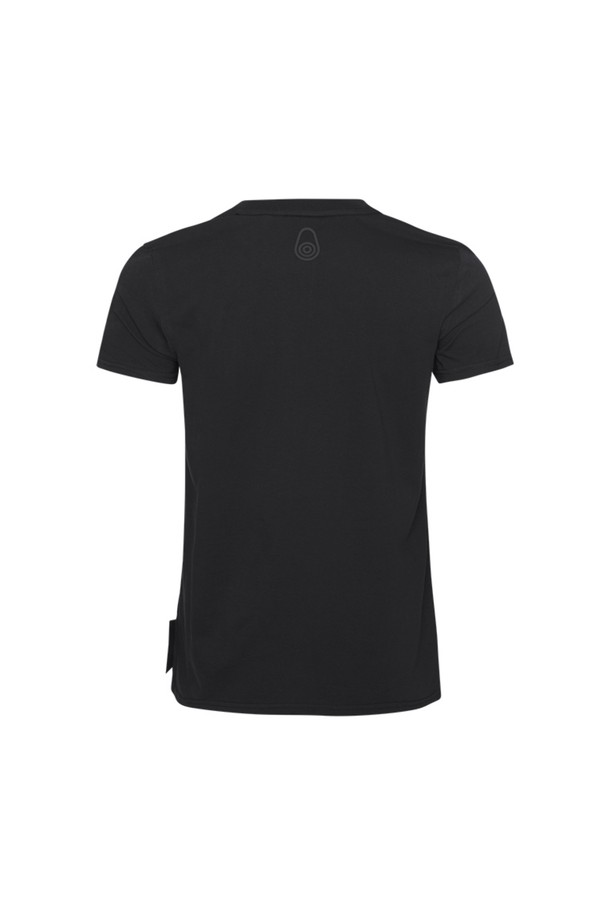 W 게일 로고 티셔츠_999는 여성용으로 출시된 베이직 스타일의 크롭 티셔츠입니다. 부드러운 면 소재로 제작되어 봄, 여름철에 시원하게 착용하기 좋습니다. 심플한 라운드넥 디자인에 레귤러핏으로 편안한 착용감을 선사합니다. 블랙 컬러 바탕에 로고 프린팅으로 포인트를 더했으며, 반소매 기장과 얇은 두께로 시원함을 강조했습니다. 캐주얼, 미니멀 스타일을 즐겨 입는 분들께 추천합니다.
