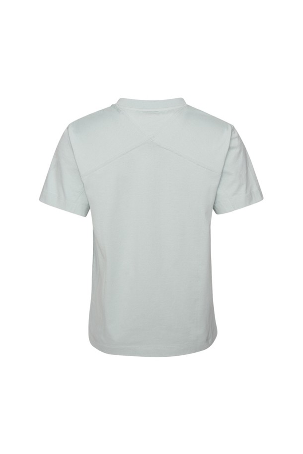 W 레이스 헤비 티셔츠_770은 여성용 화이트 컬러 티셔츠입니다. 봄, 여름 시즌에 어울리는 얇은 두께의 크롭 기장으로, 베이직하고 캐주얼한 스타일을 연출합니다. 부드러운 면 소재로 제작되어 편안한 착용감을 선사하며, 라운드 넥과 반소매 디자인이 특징입니다. 데이트룩, 봄 소풍룩에 적합하며, 캐주얼, 미니멀, 클래식 스타일을 즐겨 입는 분들께 추천합니다. 특히, 레이스 디테일이 더해져 여성스러운 분위기를 더합니다.
