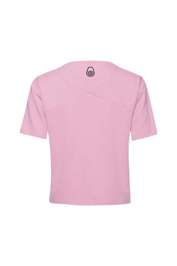 Rose Pink 컬러의 W BEAM TOP_553 티셔츠는 스포티하고 캐주얼한 스타일을 연출하기에 좋습니다. 면과 폴리에스테르 혼방 소재로 제작되었으며, 가슴 부분 메쉬 통기성과 메쉬 패널 디테일이 특징입니다. 얇고 부드러운 촉감으로 운동이나 일상생활에서 편안하게 착용할 수 있으며, 흡습 및 통기 기능이 있어 여름에도 쾌적함을 유지해 줍니다.
