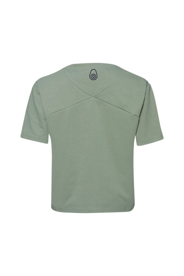 W 빔 TOP_716은 여성용 상의로, 산책룩과 스포티, 캐주얼, 미니멀 스타일을 연출하기 좋습니다. 세이지 그린과 네이비 두 가지 색상으로 제공되며, 봄, 여름에 시원하게 입을 수 있는 얇은 두께의 크롭 기장 반소매 티셔츠입니다. 라운드넥 디자인에 로고 패턴, 배색 디테일이 돋보이며 레귤러핏으로 편안하게 착용 가능합니다. 일상에서 캐주얼하게 즐겨 입기 좋은 아이템입니다.
