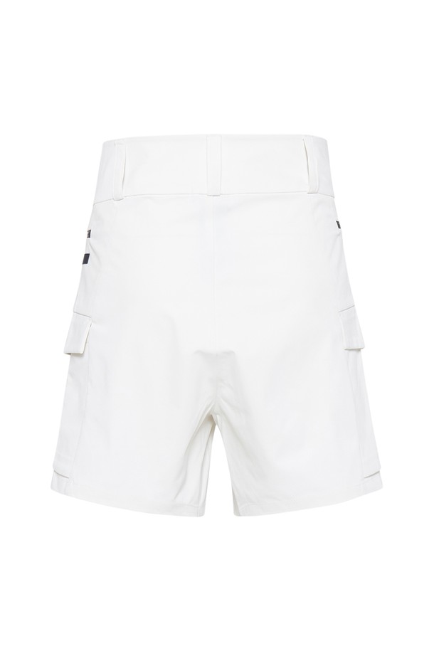 W 레이스 카고 쇼츠_120은 여름 시즌 여성 고객을 위한 캐주얼 반바지입니다. 깨끗한 화이트 컬러에 레귤러핏으로 제작되어 편안한 착용감을 제공하며, 스포티하고 미니멀한 스타일을 연출합니다. 카고 포켓 디테일이 있어 실용성을 더했으며, 휴가룩을 포함한 다양한 일상 룩에 활용하기 좋습니다. 가볍고 시원한 소재로 제작되어 여름철에도 쾌적하게 착용할 수 있습니다.
