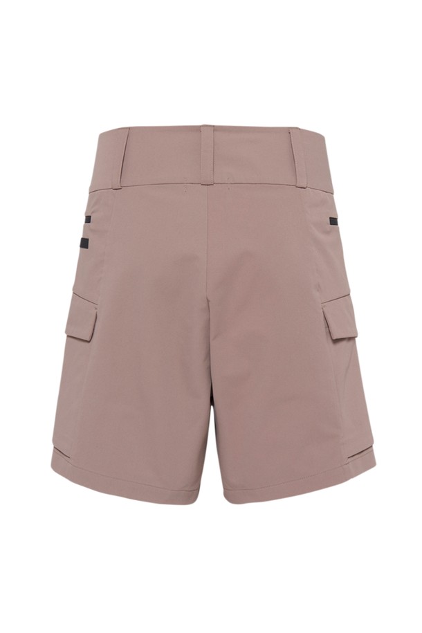 W 레이스 카고 쇼츠_230은 여성용 카고 숏팬츠입니다. 베이지와 핑크 두 가지 색상으로 출시되었으며, 캐주얼, 스포티한 스타일을 연출할 수 있습니다. 봄, 여름 시즌에 일상, 아웃도어, 여행룩에 적합하며, 레귤러핏으로 편안하게 착용 가능합니다. 카고 포켓과 플랩 포켓 디테일이 특징입니다.
