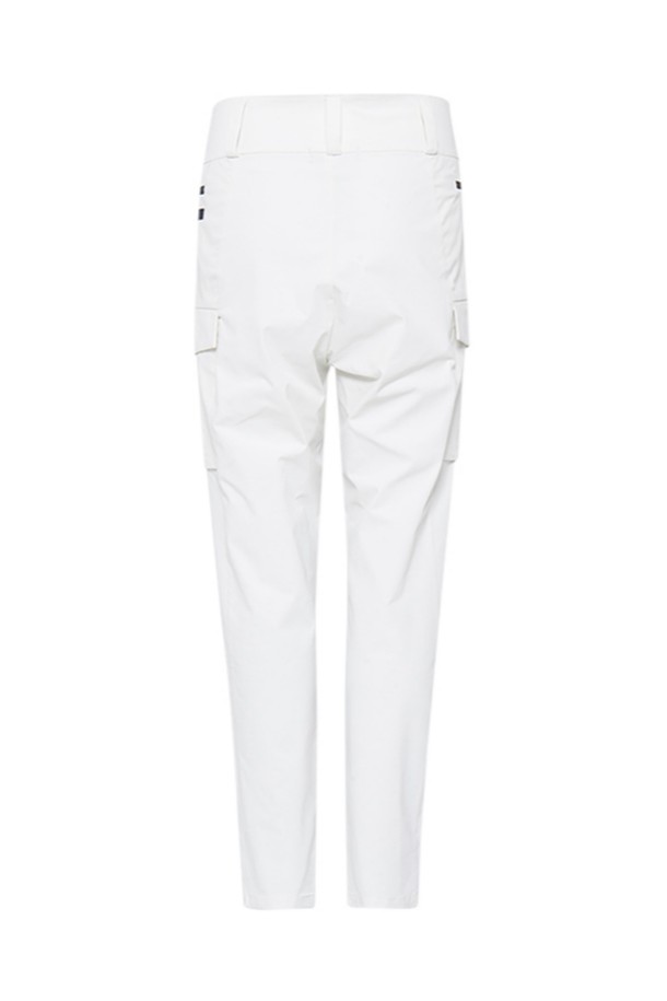 W 레이스 카고 팬츠_120은 여성용 카고 팬츠로, 캐주얼, 스포티, 미니멀 스타일을 연출하기 좋습니다. 봄, 여름 시즌에 적합하며, 무지 디자인의 레귤러핏 긴바지입니다. 카고 포켓과 지퍼 포켓 디테일이 특징으로, 일상복으로 활용하기 좋습니다. 화이트 컬러로 다양한 상의와 매치하여 스타일리시한 룩을 완성해 보세요.
