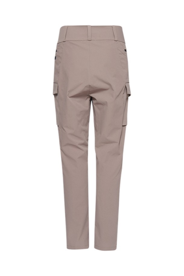W 레이스 카고 팬츠_230은 여성용 카고 팬츠입니다. 베이지 색상의 무지 디자인으로, 캐주얼 및 스포티한 스타일을 연출합니다. 봄, 여름, 가을 시즌에 적합하며, 레귤러핏 크롭 기장으로 활동성을 높였습니다. 넉넉한 수납을 위한 카고 포켓 디테일이 돋보입니다. 일상과 아웃도어 활동 모두에 활용하기 좋은 아이템입니다.
