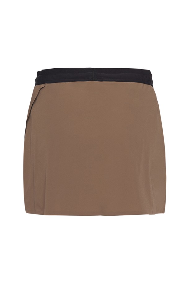 W 레이스 스커트_232는 여성 고객을 위한 브라운 컬러의 미니스커트입니다. 봄, 여름 시즌에 어울리는 슬림핏 H라인 디자인으로, 캐주얼, 스포티, 미니멀 스타일을 연출하기 좋습니다. 부드러운 폴리에스테르 소재에 흡습 및 속건 기능을 더해 활동성을 높였으며, 허리 밴딩과 드로우스트링으로 편안한 착용감을 제공합니다. 데이트룩, 여행룩 등 다양한 TPO에 활용할 수 있으며, 무지 패턴으로 어떤 상의와도 쉽게 매치할 수 있습니다.
