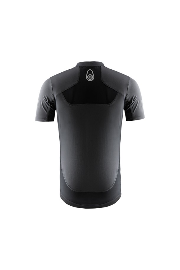 REFERENCE SS 래쉬가드_965는 남성용 래쉬가드로 수영, 서핑 등 여름철 물놀이에 적합합니다. 블랙 컬러의 슬림핏 디자인으로, 나일론과 스판덱스 혼방 소재를 사용하여 부드러운 촉감과 얇은 두께로 편안한 착용감을 제공합니다. 반소매 라운드넥 디자인에 UV 차단 및 속건 기능이 있어 활동적인 물놀이에도 쾌적함을 유지시켜줍니다. 특히, 스포티하고 미니멀한 스타일을 추구하는 휴가룩, 바캉스룩에 완벽하게 어울립니다. 로고 프린트가 디자인의 포인트를 더합니다.
