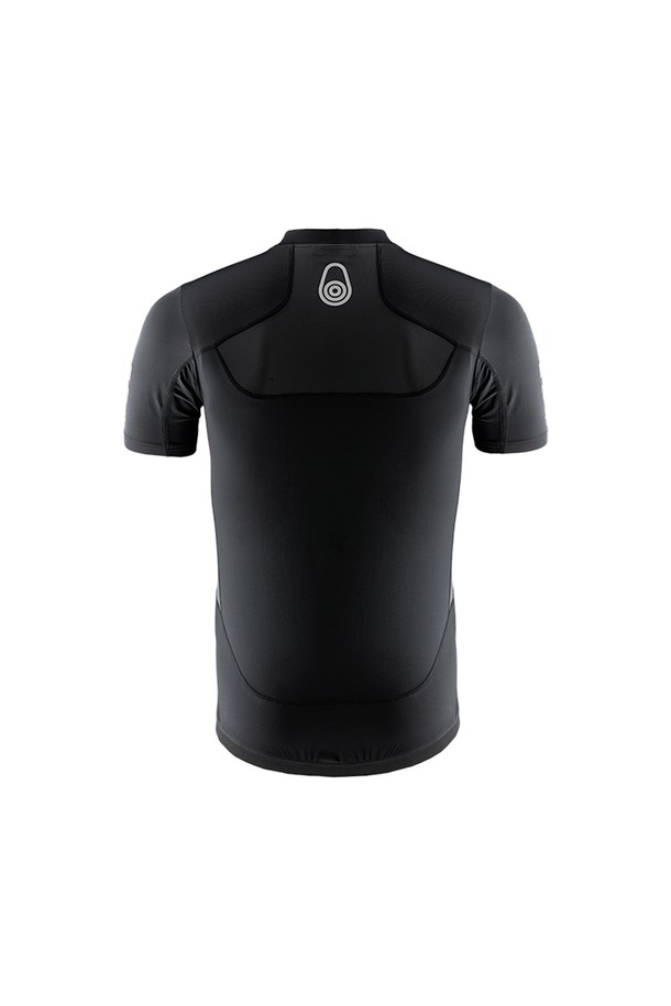 REFERENCE SS 래쉬가드 999는 여름철 수영, 서핑, 수상 스포츠를 즐기기에 적합한 공용 래쉬가드입니다. 슬림핏으로 제작되었으며, 라운드넥 디자인과 반소매 기장으로 활동성을 높였습니다. 얇고 부드러운 나일론과 스판덱스 혼방 소재로 제작되어 편안한 착용감을 선사하며, UV 차단, 속건, 신축성 기능을 갖춰 쾌적함을 유지합니다. 블랙 컬러에 로고 프린팅으로 스포티한 스타일을 연출하여 휴가룩이나 여름 바캉스룩에 활용하기 좋습니다.
