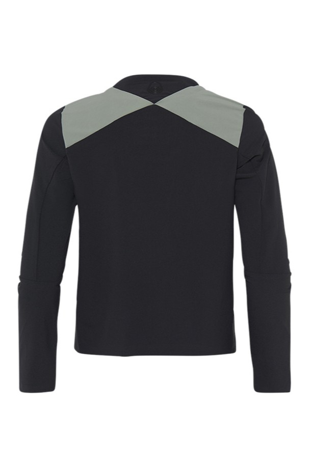 W 레이스 라이트 재킷_716은 여성용 래쉬가드로, 여름철 수영, 서핑, 수상 스포츠를 즐기기에 적합합니다. 그레이, 블랙 두 가지 색상으로 출시되었으며, 스포티한 스타일을 연출합니다. 슬림핏에 라운드넥 디자인이며, 긴소매와 얇은 두께로 제작되었습니다. 나일론과 스판덱스 혼방 소재로 부드러운 촉감과 뛰어난 신축성, UV 차단 및 속건 기능을 제공합니다. 집업 스타일과 지퍼 포켓 디테일이 특징이며, 휴가룩 및 여름 바캉스룩에 미니멀한 스타일을 더해줍니다.
