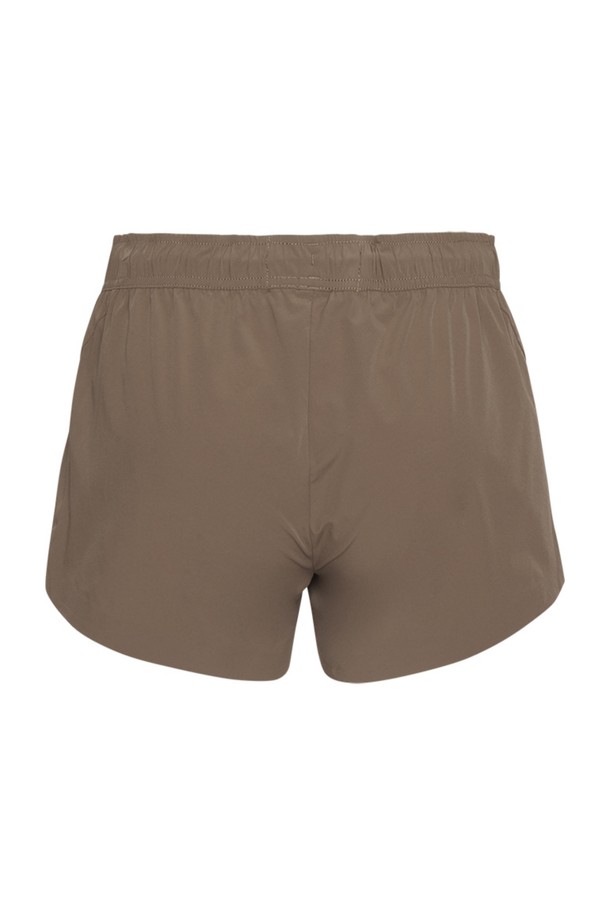 W 레이스 볼리_232 여성 반바지는 여름철 캐주얼, 스포티 스타일을 연출하기에 좋은 아이템입니다. 부드러운 촉감의 나일론 소재로 제작되어 얇고 가볍게 착용 가능하며, 루즈핏 디자인으로 편안한 활동성을 제공합니다. 브라운 컬러와 무지 패턴으로 미니멀한 느낌을 살렸으며, 밴딩 허리와 드로우스트링 디테일로 편안한 착용감을 더했습니다. 여행, 휴가, 바캉스 등 다양한 여름철 TPO에 활용하여 멋스러운 스타일을 완성해보세요.
