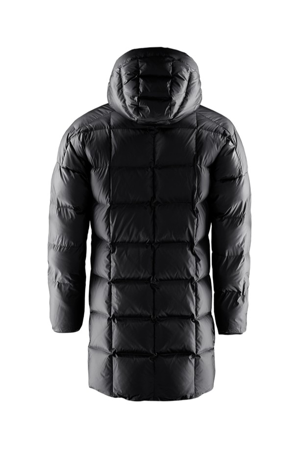 THUNDER REVERSIBLE PARKA(썬더 리버시블 파카)는 남녀 공용으로 착용 가능한 방수 및 보온 기능의 겨울/가을용 아우터입니다. 무지 디자인의 블랙 컬러로, 캐주얼, 스포티, 미니멀 스타일을 연출하기 좋습니다. 두꺼운 두께감과 부드러운 촉감의 나일론 소재로 제작되었으며, 레귤러핏에 긴소매, 후드, 집업 여밈 방식을 갖추었습니다. 양면 착용이 가능하여 실용성을 높인 리버시블 파카입니다.
