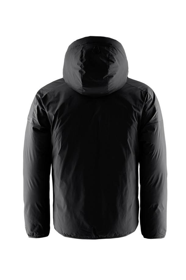 THUNDER REVERSIBLE JACKET(썬더 리버시블 재킷)은 일상, 여행, 산책 등 다양한 상황에서 활용하기 좋은 남녀 공용 점퍼입니다. 봄, 가을에 적합하며, 스포티하고 캐주얼한 스타일을 연출할 수 있습니다. 무지 디자인에 블랙 컬러로, 어떤 옷에도 쉽게 매치할 수 있습니다. 얇은 두께의 나일론 소재와 부드러운 촉감, 방수 및 방풍 기능으로 편안함과 실용성을 동시에 제공합니다. 리버시블 디자인으로 두 가지 스타일을 즐길 수 있는 레귤러핏 기장의 긴소매 집업 재킷입니다.
