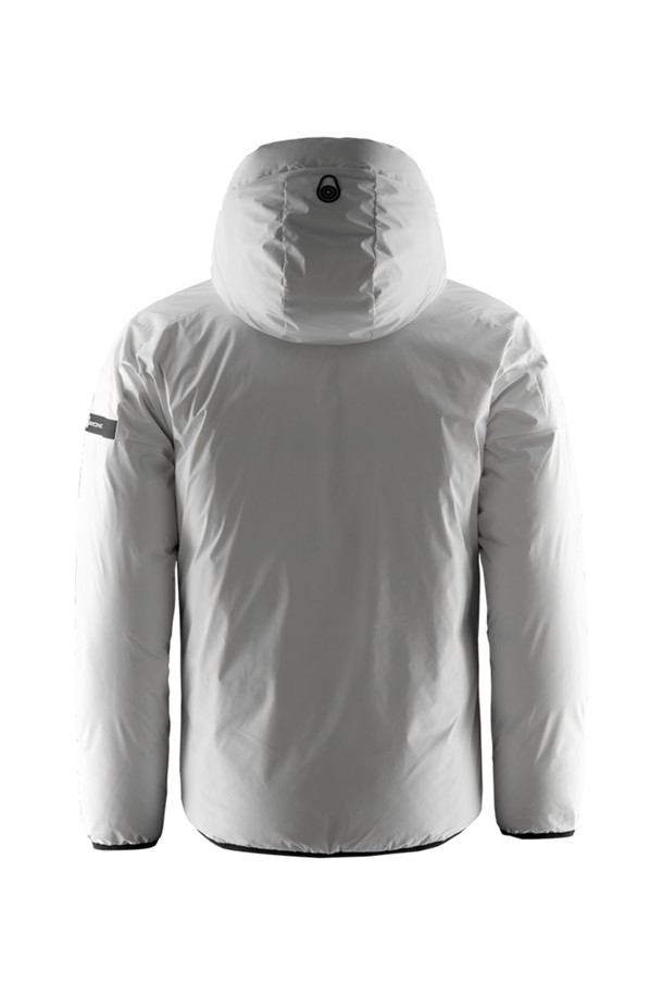 THUNDER REVERSIBLE JACKET(108)는 봄, 가을에 착용하기 좋은 남녀 공용 점퍼입니다. 화이트와 블랙 두 가지 색상으로 출시되었으며, 스포티하고 캐주얼한 스타일을 연출할 수 있습니다. 무지 디자인에 레귤러핏으로 제작되었으며, 나일론 소재로 가볍고 부드러운 촉감을 선사합니다. 양면 착용이 가능한 리버시블 디자인에 집업 방식으로 편안하게 입고 벗을 수 있습니다. 일상 및 스포츠 활동 시에도 활용 가능한 실용적인 아이템입니다.
