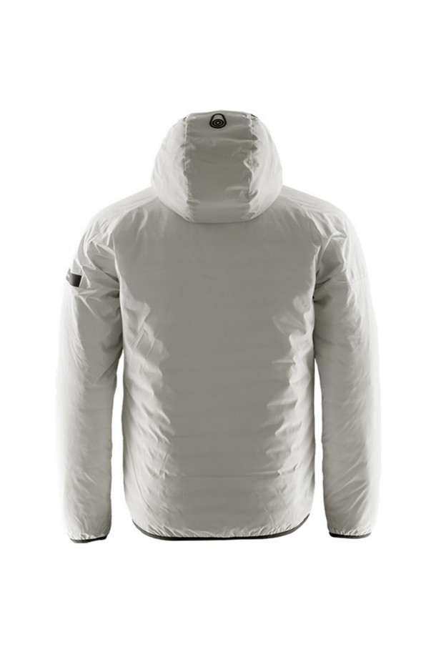 FLOOD 리버시블 재킷(108)은 남녀 모두 착용 가능한, 미니멀하고 스포티한 스타일의 점퍼입니다. 봄, 가을 시즌에 적합하며, 가볍고 부드러운 나일론 소재로 제작되어 편안한 착용감을 제공합니다. 양면 착용이 가능하여 다양한 연출이 가능하며, 지퍼 포켓이 있어 실용성을 더했습니다. 일상 및 스포츠 활동 시, 여행룩이나 산책룩으로 활용하기 좋으며, 방풍 기능으로 쾌적함을 유지합니다. 얇은 두께감과 레귤러 핏으로 제작되어 활동성을 높이고, 무지 디자인으로 어떤 스타일에도 쉽게 매치할 수 있습니다.
