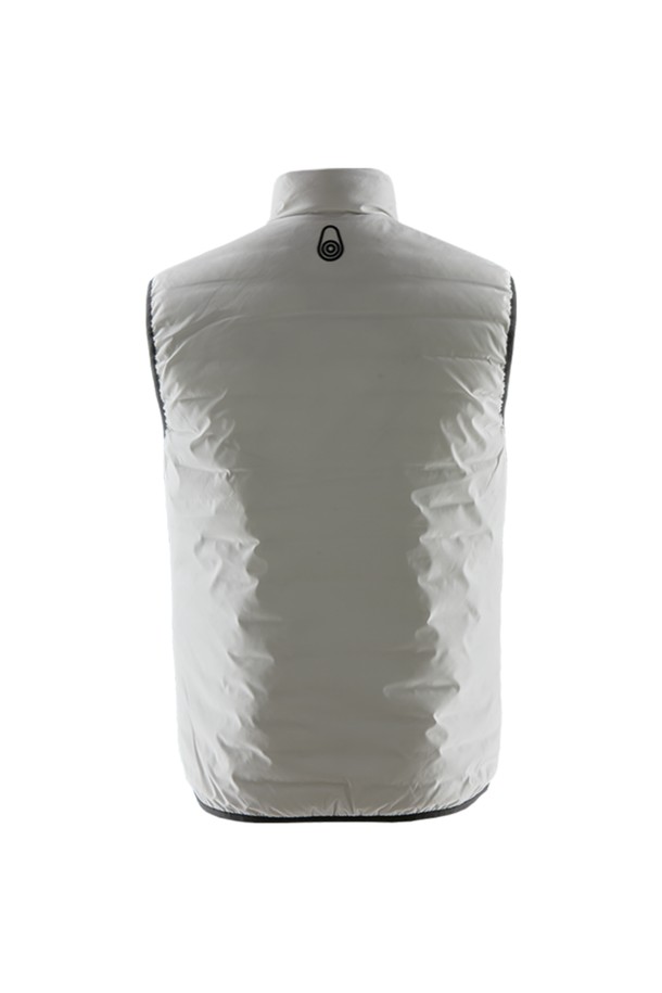 FLOOD REVERSIBLE VEST(108)는 남녀 모두 착용 가능한 리버시블 베스트입니다. 화이트와 블랙 두 가지 색상으로 출시되어 다양한 스타일에 매치하기 용이합니다. 봄, 가을 시즌에 적합하며, 가볍고 부드러운 나일론 소재로 제작되어 편안한 착용감을 선사합니다. 얇은 두께감과 레귤러핏으로 제작되었으며, 집업 방식으로 간편하게 착용할 수 있습니다. 스포티, 캐주얼, 미니멀 스타일을 즐겨 입는 분들께 추천합니다.
