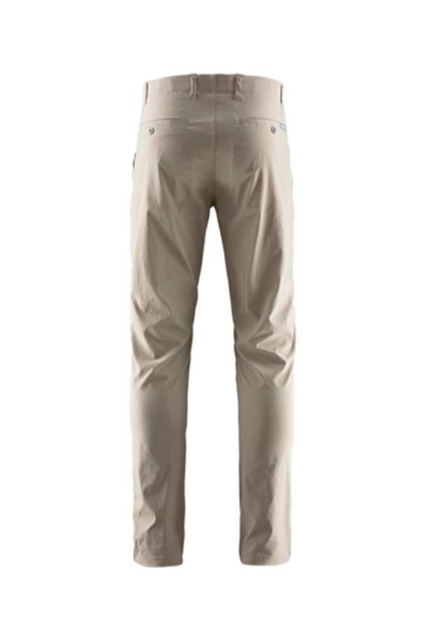 RACE CHINO_283은 일상, 출근룩, 비즈니스 캐주얼, 오피스룩에 적합한 남성용 치노 팬츠입니다. 클래식, 미니멀, 시크 스타일을 연출할 수 있으며, Warm Beige와 Carbon 두 가지 색상으로 제공됩니다. 나일론과 스판덱스 혼방 소재로 제작되어 슬림핏을 선사하며, 벨트 루프, 앞주머니, 뒷주머니가 있습니다. 종아리와 허리 부분이 타이트하게 디자인되었으니, 평소보다 한 사이즈 크게 주문하는 것을 권장합니다.
