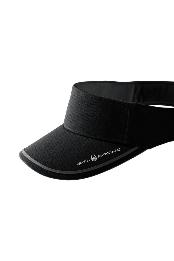 REFERENCE VISOR_999는 아웃도어, 스포츠, 일상에서 폭넓게 활용 가능한 남녀 공용 바이저입니다. 부드러운 폴리에스테르 소재로 제작되어 편안한 착용감을 제공하며, 블랙 컬러로 어떤 스타일에도 잘 어울립니다. 3D 엠보싱 로고 디자인이 특징이며, UV 차단, 통기, 속건 기능을 갖춰 쾌적함을 유지합니다. 벨크로 조절, 오픈 크라운 디자인, 열 통풍 시스템, 용접 구조로 편의성을 높였으며, 등산룩, 러닝룩, 여행룩 등 다양한 TPO에 스포티, 미니멀, 캐주얼 스타일을 연출하기 좋습니다.
