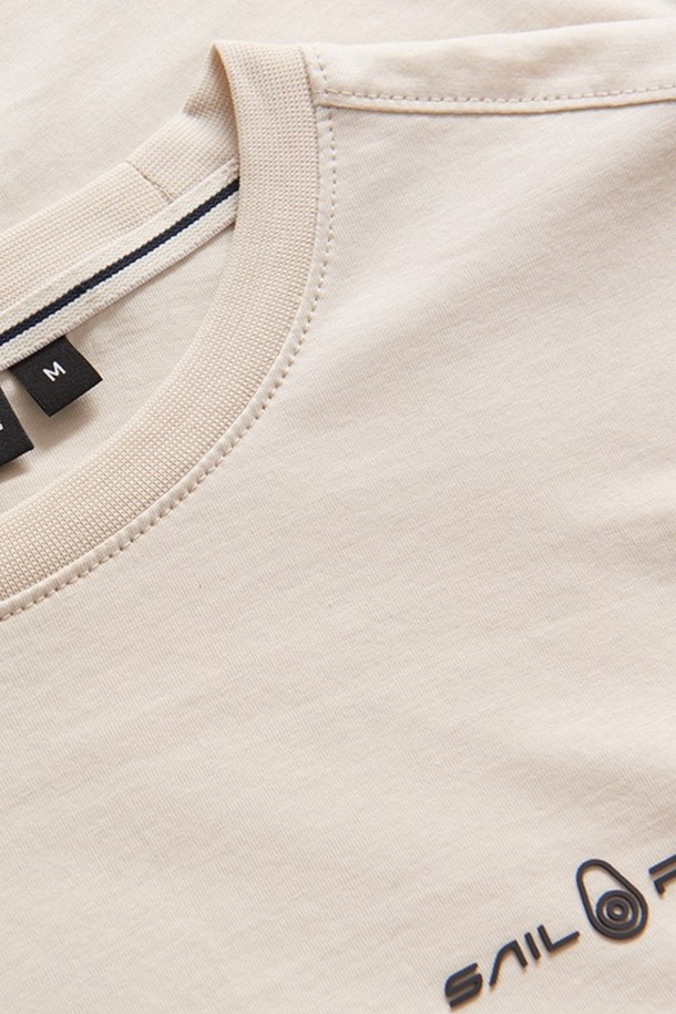 W 게일 로고 티셔츠_115는 여성용 티셔츠로, 봄과 여름에 산책룩이나 봄 소풍룩에 잘 어울리는 제품입니다. 아이보리, 베이지 색상으로 출시되었으며, 베이직하고 캐주얼한 스타일을 연출하기 좋습니다. 부드러운 면 소재로 제작되어 편안한 착용감을 선사하며, 레귤러 핏에 라운드넥, 반소매 디자인입니다. 얇은 두께감과 로고 패턴이 특징이며, 미니멀, 클래식 스타일을 선호하는 분들께 추천합니다.
