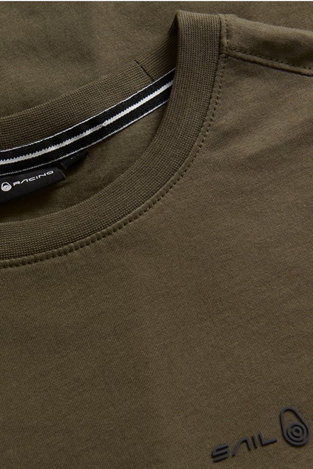 W 게일 로고 티셔츠_778은 여성 고객을 위한 캐주얼 스타일의 반소매 상의입니다. 부드러운 면 소재로 제작되어 편안한 착용감을 선사하며, 레귤러핏으로 제작되어 부담 없이 즐겨 입을 수 있습니다. 카키, 올리브 두 가지 색상으로 출시되어 다양한 하의와 코디하기 용이합니다. 라운드넥 디자인에 로고 프린팅으로 포인트를 더해 베이직하면서도 개성 있는 스타일을 연출합니다. 봄, 여름 시즌 일상복으로 활용하기 좋습니다.
