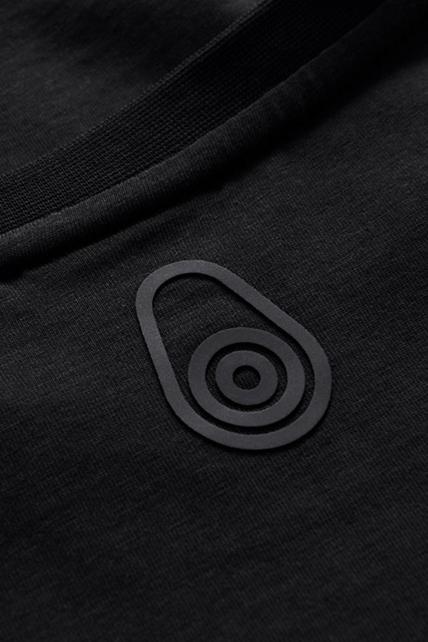 W 게일 로고 티셔츠_999는 여성용으로 출시된 베이직 스타일의 크롭 티셔츠입니다. 부드러운 면 소재로 제작되어 봄, 여름철에 시원하게 착용하기 좋습니다. 심플한 라운드넥 디자인에 레귤러핏으로 편안한 착용감을 선사합니다. 블랙 컬러 바탕에 로고 프린팅으로 포인트를 더했으며, 반소매 기장과 얇은 두께로 시원함을 강조했습니다. 캐주얼, 미니멀 스타일을 즐겨 입는 분들께 추천합니다.
