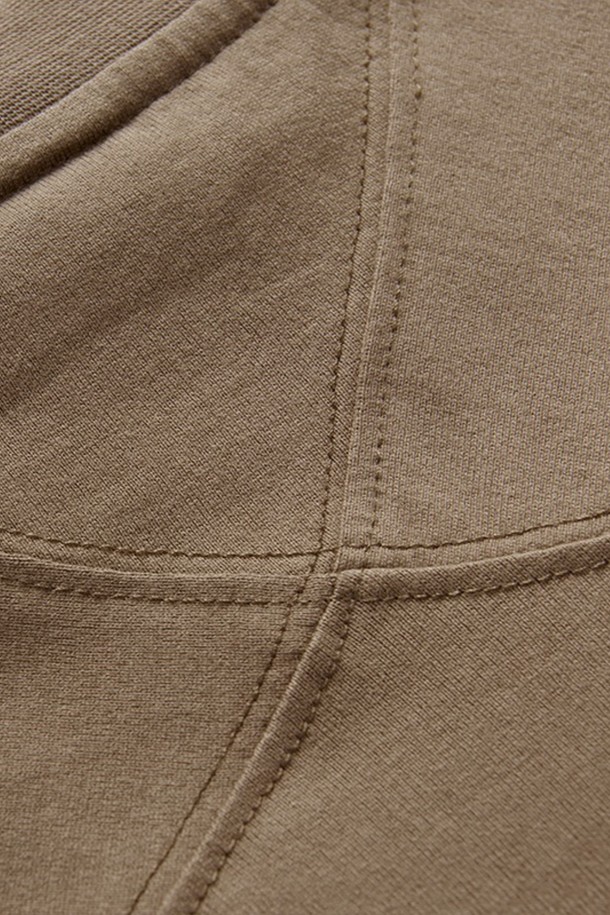 W RACE HEAVY TEE_232는 여성용 반팔 티셔츠로, 라운드넥 디자인과 슬림핏으로 제작되었습니다. 두꺼운 면 소재를 사용하여 내구성이 뛰어나며, 신축성이 있어 퍼포먼스 활동은 물론 일상복으로도 편안하게 착용 가능합니다. LATE BEIGE, ALE LILAC GREEN MIST 색상으로 출시되어 다양한 스타일을 연출할 수 있으며, 봄, 여름 시즌에 적합한 베이직하면서도 스포티한 무드를 연출합니다.
