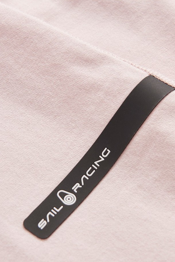 W 레이스 헤비 티_545는 여성용으로 제작된 화이트 컬러의 티셔츠입니다. 봄, 여름에 착용하기 좋은 부드러운 면 소재의 라운드넥 반소매 티셔츠로, 일상생활과 산책룩에 잘 어울립니다. 베이직하고 캐주얼한 스타일과 레귤러핏으로 편안하게 착용할 수 있으며, 무지 디자인에 헤비코튼 소재를 사용하여 튼튼합니다. 미니멀하고 클래식한 무드를 연출하기에 좋은 아이템입니다.
