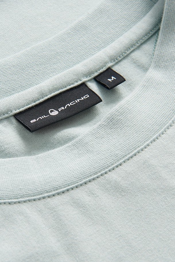 W 레이스 헤비 티셔츠_770은 여성용 화이트 컬러 티셔츠입니다. 봄, 여름 시즌에 어울리는 얇은 두께의 크롭 기장으로, 베이직하고 캐주얼한 스타일을 연출합니다. 부드러운 면 소재로 제작되어 편안한 착용감을 선사하며, 라운드 넥과 반소매 디자인이 특징입니다. 데이트룩, 봄 소풍룩에 적합하며, 캐주얼, 미니멀, 클래식 스타일을 즐겨 입는 분들께 추천합니다. 특히, 레이스 디테일이 더해져 여성스러운 분위기를 더합니다.
