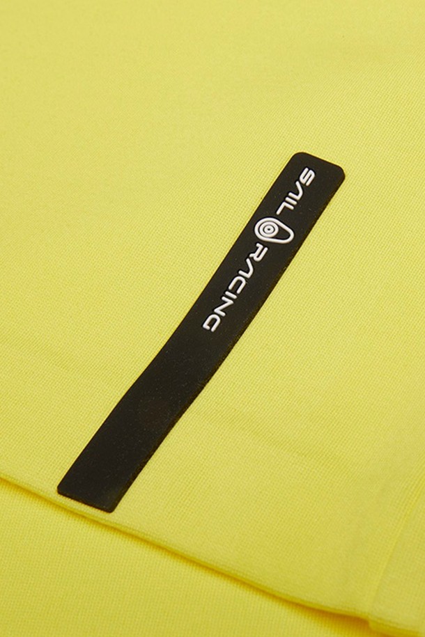 W 레이스 헤비 티_317은 여성용 상의로, 봄, 여름에 산책룩으로 활용하기 좋은 반소매 크롭 티셔츠입니다. 옐로우 컬러의 무지 디자인에 레귤러핏으로 제작되었으며, 헤비 코튼 소재로 두께감 있는 뻣뻣한 촉감을 선사합니다. 캐주얼, 스포티, 미니멀 스타일을 모두 소화할 수 있으며, 라운드넥 디자인으로 편안한 착용감을 제공합니다. 일상생활에서 스타일리시하게 연출하기에 적합한 아이템입니다.
