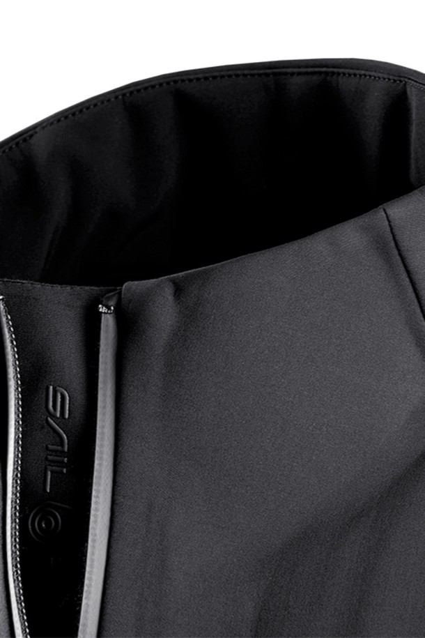 SPARY SOFTSHELL VEST_999는 남녀 공용으로 착용 가능한 블랙 컬러의 소프트쉘 베스트입니다. 일상과 아웃도어 활동 모두에 적합하며, 봄, 가을 계절에 활용하기 좋습니다. 방수 및 방풍 기능이 있어 쾌적하게 착용 가능하며, 레귤러핏에 민소매 디자인으로 활동성을 높였습니다. 미니멀하고 스포티한 스타일 연출에 용이하며, 산책룩, 여행룩 등 다양한 TPO에 매치할 수 있습니다. 나일론과 폴리에스테르 혼방 소재로 제작되어 부드러운 촉감을 느낄 수 있습니다.
