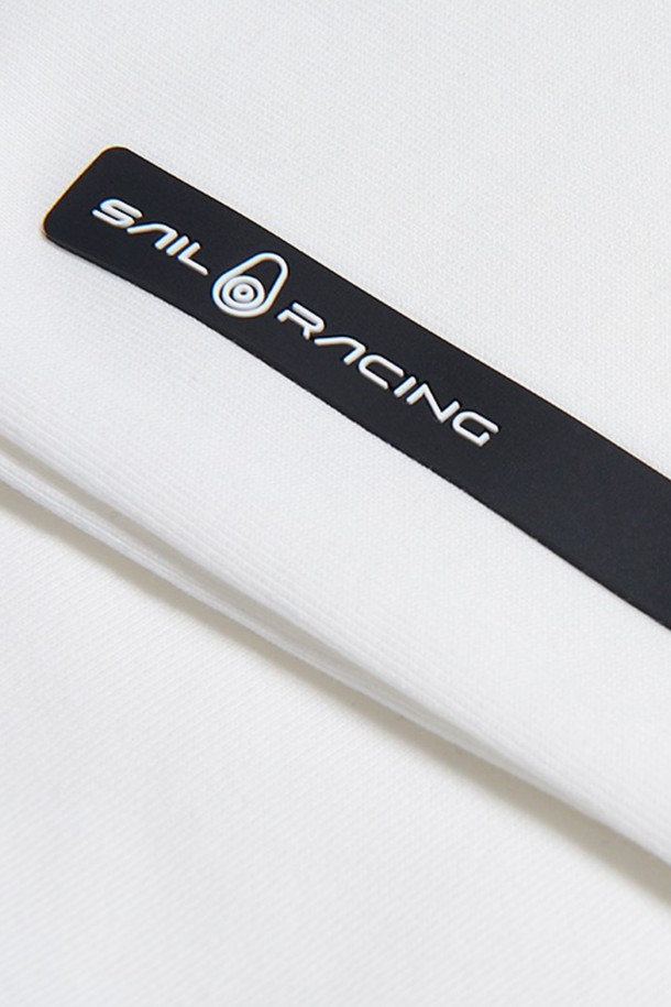 W BEAM TOP_120 티셔츠는 스포티하고 캐주얼한 스타일을 연출하며, 봄, 여름 시즌에 적합합니다. 면, 폴리에스터 혼방 소재로 제작되었으며, 가슴 부분 메쉬 패널 디자인과 상단 및 뒷면 요크 블록 로고가 특징입니다. 운동 또는 일상 생활에서 편안하게 착용할 수 있으며, Storm White, Nature Green, Rose Pink, Carbon 네 가지 색상으로 제공되는 여성용 크롭 기장의 반소매 라운드넥 티셔츠입니다.
