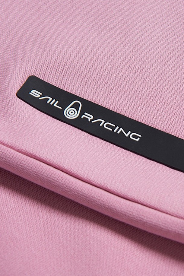 Rose Pink 컬러의 W BEAM TOP_553 티셔츠는 스포티하고 캐주얼한 스타일을 연출하기에 좋습니다. 면과 폴리에스테르 혼방 소재로 제작되었으며, 가슴 부분 메쉬 통기성과 메쉬 패널 디테일이 특징입니다. 얇고 부드러운 촉감으로 운동이나 일상생활에서 편안하게 착용할 수 있으며, 흡습 및 통기 기능이 있어 여름에도 쾌적함을 유지해 줍니다.
