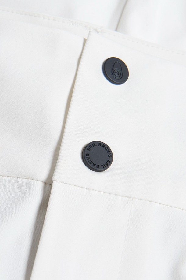 W 레이스 카고 쇼츠_120은 여름 시즌 여성 고객을 위한 캐주얼 반바지입니다. 깨끗한 화이트 컬러에 레귤러핏으로 제작되어 편안한 착용감을 제공하며, 스포티하고 미니멀한 스타일을 연출합니다. 카고 포켓 디테일이 있어 실용성을 더했으며, 휴가룩을 포함한 다양한 일상 룩에 활용하기 좋습니다. 가볍고 시원한 소재로 제작되어 여름철에도 쾌적하게 착용할 수 있습니다.
