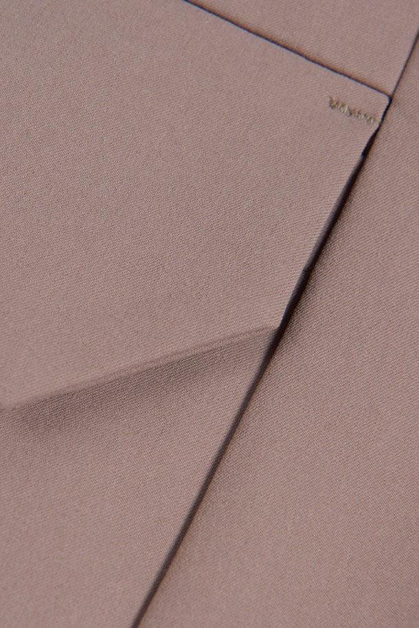 W 레이스 카고 쇼츠_230은 여성용 카고 숏팬츠입니다. 베이지와 핑크 두 가지 색상으로 출시되었으며, 캐주얼, 스포티한 스타일을 연출할 수 있습니다. 봄, 여름 시즌에 일상, 아웃도어, 여행룩에 적합하며, 레귤러핏으로 편안하게 착용 가능합니다. 카고 포켓과 플랩 포켓 디테일이 특징입니다.
