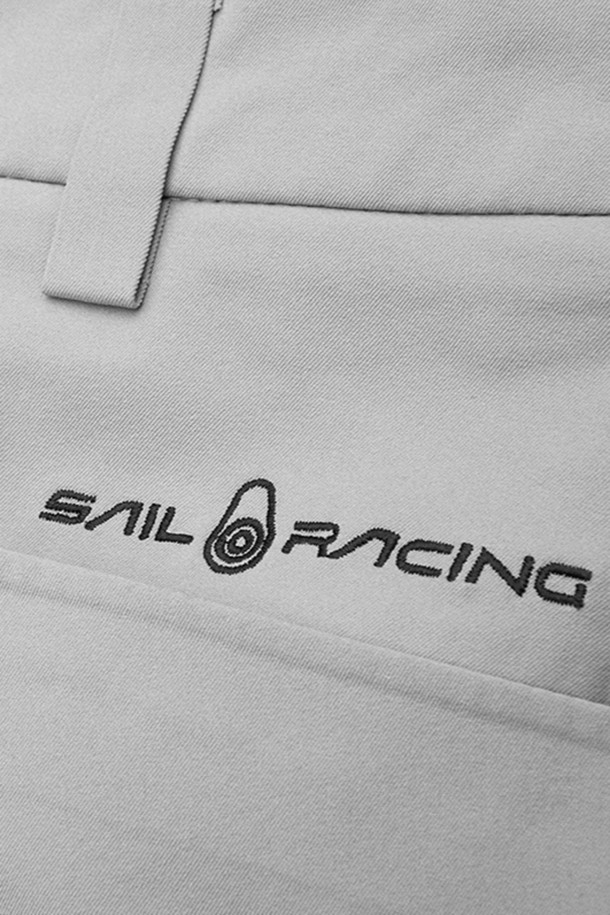 W GALE TECHNICAL SHORTS_902는 여성용 숏팬츠입니다. 그레이 컬러의 무지 디자인으로, 일상 및 스포츠 활동에 적합합니다. 얇고 시원한 나일론 소재로 제작되어 여름철에 편안하게 착용할 수 있으며, 레귤러핏 디자인으로 활동성을 높였습니다. 테크니컬 소재와 기능성 원단을 사용하여 쾌적함을 유지하며, 지퍼 포켓으로 실용성을 더했습니다. 피트니스, 러닝, 요가/필라테스룩 등 다양한 TPO에 스포티, 캐주얼, 미니멀 스타일을 연출할 수 있습니다.
