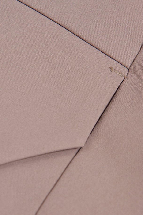 W 레이스 카고 팬츠_230은 여성용 카고 팬츠입니다. 베이지 색상의 무지 디자인으로, 캐주얼 및 스포티한 스타일을 연출합니다. 봄, 여름, 가을 시즌에 적합하며, 레귤러핏 크롭 기장으로 활동성을 높였습니다. 넉넉한 수납을 위한 카고 포켓 디테일이 돋보입니다. 일상과 아웃도어 활동 모두에 활용하기 좋은 아이템입니다.
