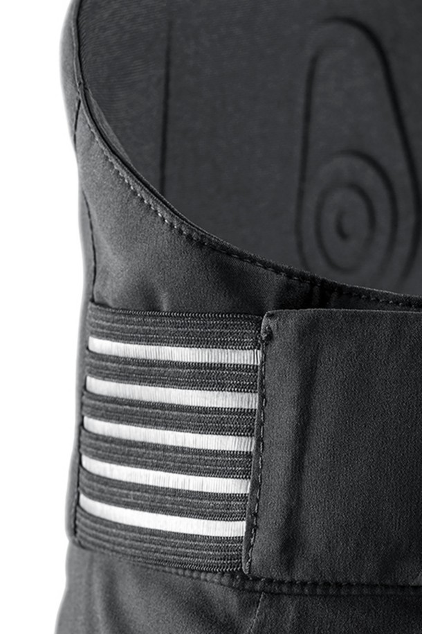 W 레퍼런스 팬츠_999는 여성용 긴바지로, 아웃도어 활동과 일상생활 모두에 적합합니다. 블랙 컬러의 무지 디자인에 나일론 소재를 사용하여 봄, 여름, 가을 계절에 얇고 부드러운 착용감을 제공합니다. 레귤러핏으로 제작되었으며, 카고 스타일의 포켓 디테일과 밴딩 처리로 활동성을 높였습니다. 스포티하면서도 캐주얼한 스타일로, 여행룩이나 산책룩에 미니멀하게 연출하기 좋습니다. 신축성이 있어 편안한 착용감을 선사합니다.
