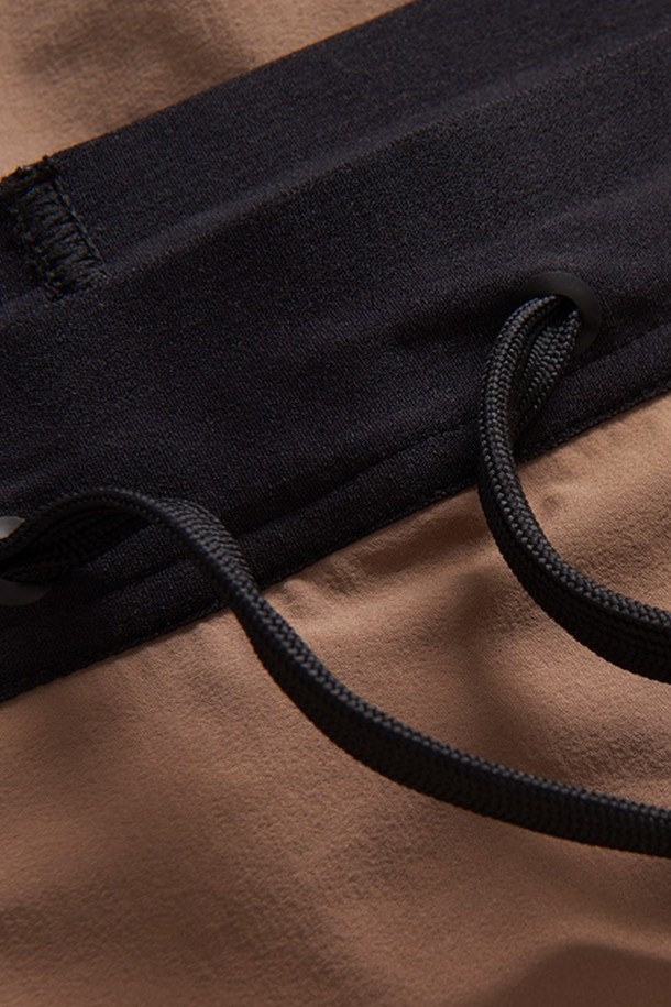 W 레이스 스커트_232는 여성 고객을 위한 브라운 컬러의 미니스커트입니다. 봄, 여름 시즌에 어울리는 슬림핏 H라인 디자인으로, 캐주얼, 스포티, 미니멀 스타일을 연출하기 좋습니다. 부드러운 폴리에스테르 소재에 흡습 및 속건 기능을 더해 활동성을 높였으며, 허리 밴딩과 드로우스트링으로 편안한 착용감을 제공합니다. 데이트룩, 여행룩 등 다양한 TPO에 활용할 수 있으며, 무지 패턴으로 어떤 상의와도 쉽게 매치할 수 있습니다.
