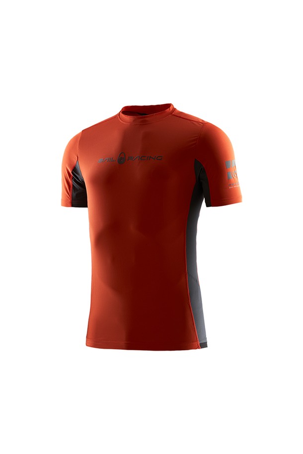 REFERENCE SS 래쉬가드_490은 여름철 수영, 서핑, 수상 스포츠를 즐기기에 적합한 스포티한 래쉬가드입니다. 슬림핏 디자인에 라운드넥으로 제작되었으며, 얇고 부드러운 촉감의 나일론과 스판덱스 혼방 소재로 편안한 착용감을 제공합니다. 자외선 차단, 흡습, 속건 기능을 갖춰 여름 바캉스룩, 휴가룩으로 활용하기 좋습니다. 반소매에 무지 패턴의 레드 컬러로, 어떤 스타일에도 쉽게 매치할 수 있습니다.
