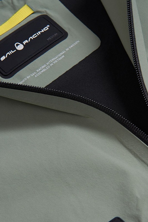 W 레이스 라이트 재킷_716은 여성용 래쉬가드로, 여름철 수영, 서핑, 수상 스포츠를 즐기기에 적합합니다. 그레이, 블랙 두 가지 색상으로 출시되었으며, 스포티한 스타일을 연출합니다. 슬림핏에 라운드넥 디자인이며, 긴소매와 얇은 두께로 제작되었습니다. 나일론과 스판덱스 혼방 소재로 부드러운 촉감과 뛰어난 신축성, UV 차단 및 속건 기능을 제공합니다. 집업 스타일과 지퍼 포켓 디테일이 특징이며, 휴가룩 및 여름 바캉스룩에 미니멀한 스타일을 더해줍니다.
