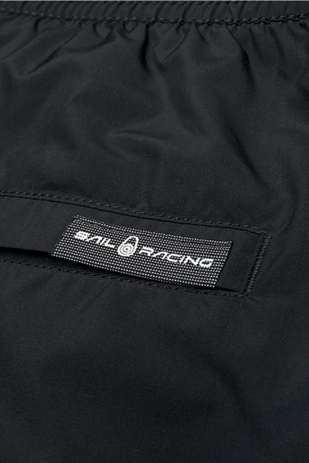 BOWMAN VOLLEY SHORTS_999는 수영 및 수상 스포츠 활동에 적합한 숏 기장의 남성용 비치웨어입니다. 폴리에스테르 소재로 제작되어 속건 기능을 갖췄으며, CARBON, DIM GREY 두 가지 색상으로 제공됩니다. 허리 부분은 엘라스틱 밴딩 처리되었으며, 조절 가능한 드로우스트링과 오른쪽 힙 포켓, 뒷 포켓이 있어 편리합니다.
