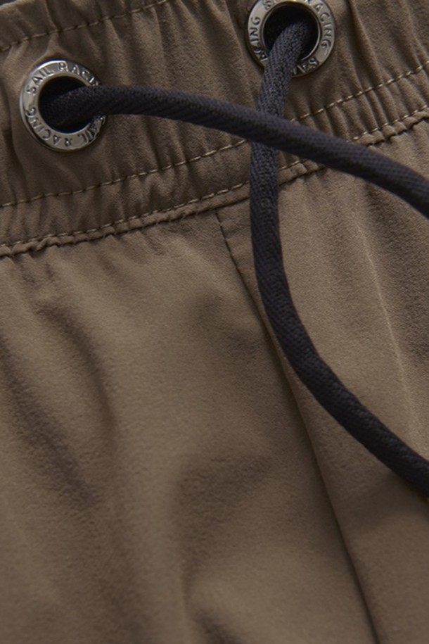 W 레이스 볼리_232 여성 반바지는 여름철 캐주얼, 스포티 스타일을 연출하기에 좋은 아이템입니다. 부드러운 촉감의 나일론 소재로 제작되어 얇고 가볍게 착용 가능하며, 루즈핏 디자인으로 편안한 활동성을 제공합니다. 브라운 컬러와 무지 패턴으로 미니멀한 느낌을 살렸으며, 밴딩 허리와 드로우스트링 디테일로 편안한 착용감을 더했습니다. 여행, 휴가, 바캉스 등 다양한 여름철 TPO에 활용하여 멋스러운 스타일을 완성해보세요.
