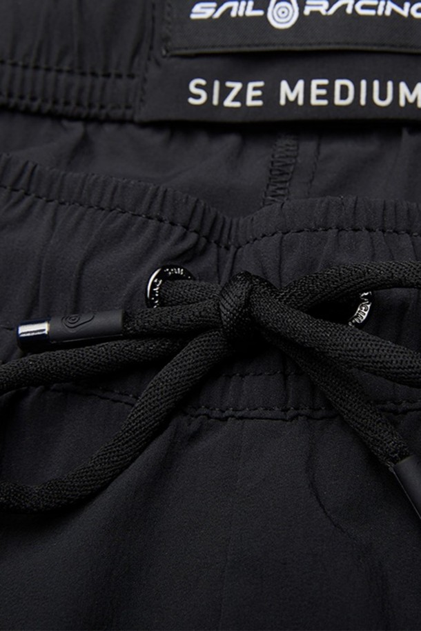 W 레이스 볼리_999는 여성용 숏 기장의 블랙 컬러 바지입니다. 여름철 러닝룩과 휴가룩에 적합하며, 스포티, 캐주얼, 미니멀 스타일을 연출할 수 있습니다. 얇고 부드러운 나일론 소재의 루즈핏 릴랙스핏으로 편안한 착용감을 선사합니다. 허리 밴딩과 드로우스트링 디테일로 활동성을 높였습니다. 무지 디자인으로 다양한 상의와 매치하기 용이합니다.
