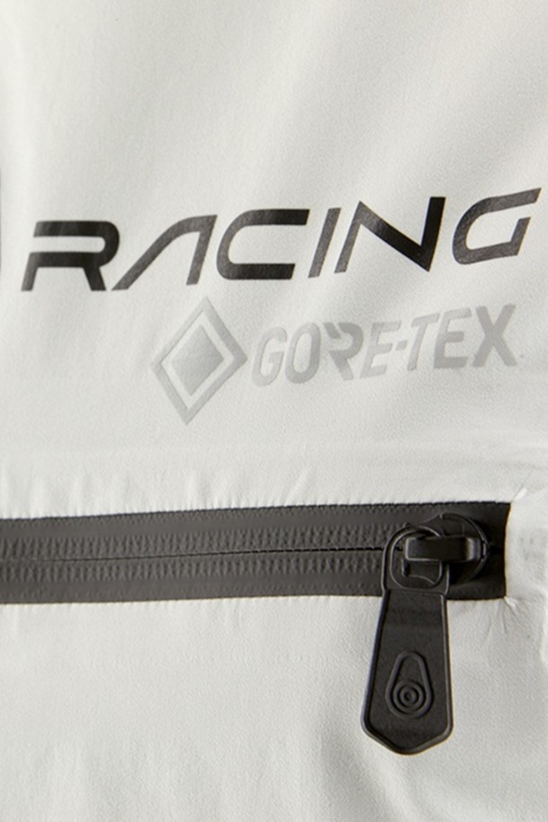 SPRAY GORE TEX SPRAYTOP_120은 여름철 수상 스포츠를 위한 스포티한 스타일의 래쉬가드입니다. 방수, 투습, 자외선 차단 기능의 고어텍스 소재로 제작되어 얇고 부드러운 촉감을 선사합니다. 하이넥 디자인과 긴 소매, 레귤러핏으로 제작되었으며, 무지 화이트 컬러에 지퍼 디테일과 로고 프린트가 포인트를 더합니다. 휴가룩, 여름 바캉스룩에 활용하기 좋은 아이템입니다.
